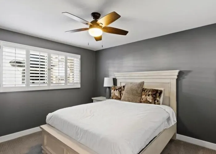 Beautiful Pool By Old Town, Sleep 14! Holiday home Scottsdale